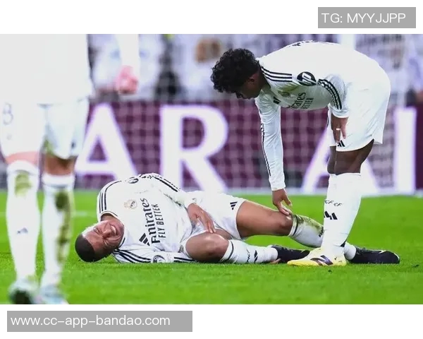 姆巴佩禁区内摔倒引发担忧经过短暂休息后重返赛场继续拼搏 姆巴佩禁区内摔倒引发担忧经过短暂休息后重返赛场继续拼搏