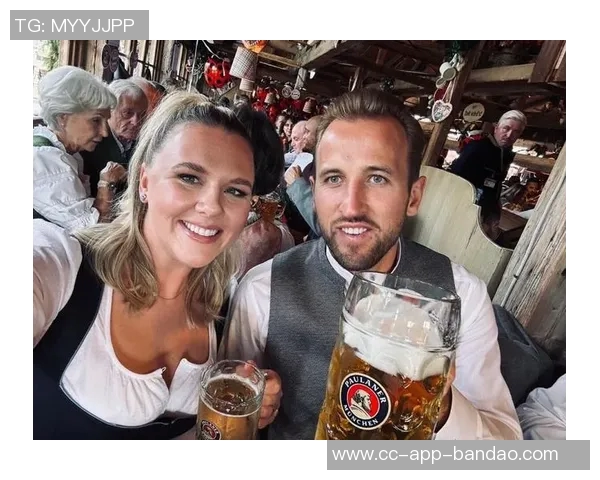 性感女歌手与凯恩同框合影亮相拜仁晚宴引发热议